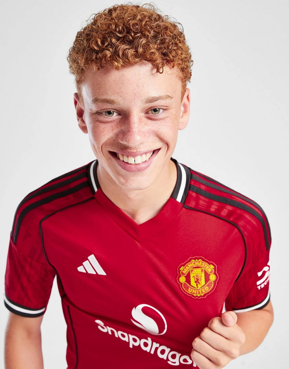 ADIDAS MANCHESTER UNITED FC 2025/26 HOME SHIRT JUNIOR ADIDAS MANCHESTER UNITED FC 2025/26 HOME SHIRT JUNIOR