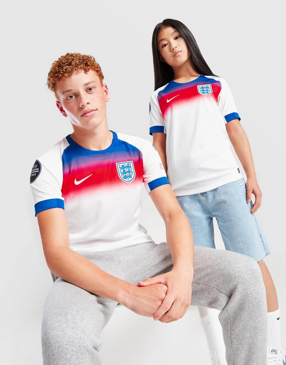 NIKE ENGLAND WEC 2025 BADGE HOME SHIRT JUNIOR NIKE ENGLAND WEC 2025 BADGE HOME SHIRT JUNIOR